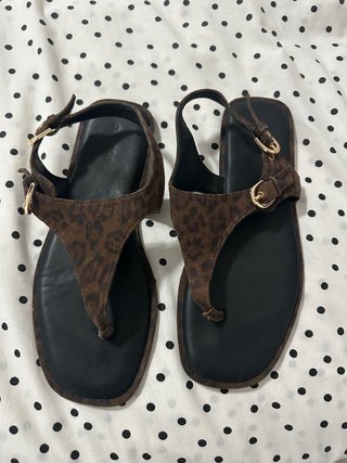 Sandalias leopardo con tiras y hebillas