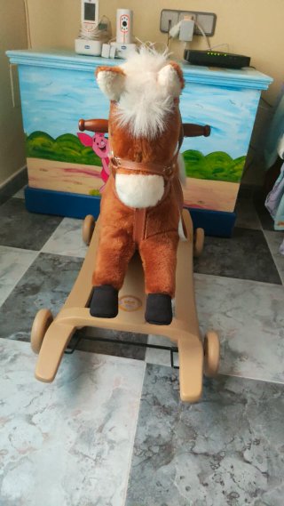 Caballito balancín y correpasillos