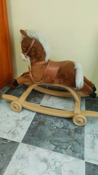 Caballito balancín y correpasillos