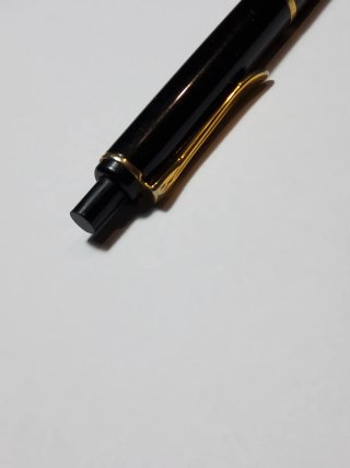 Penna Pelikan nera con dettagli oro