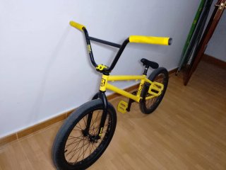 Bicicleta BMX Amarilla
