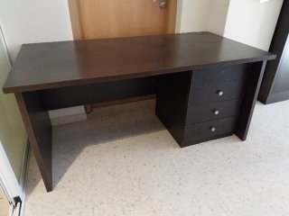 Escritorio grande de madera marrón