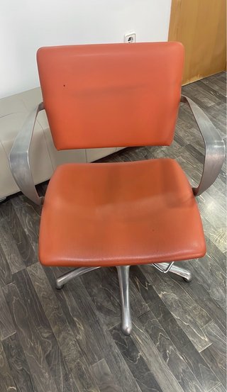 3 Sillones de peluquería naranja y plateado