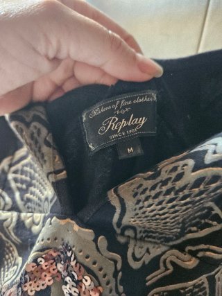 Top Replay Negro con Lentejuelas Doradas