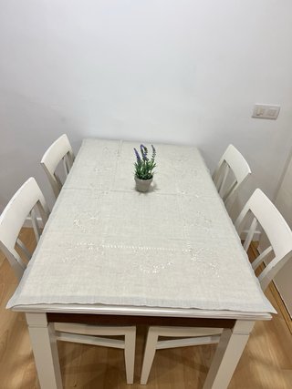 Mesa de madera maciza con 4 sillas