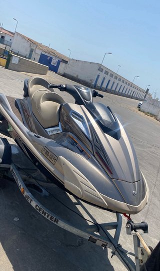 Moto de agua averiada