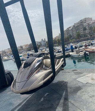 Moto de agua averiada