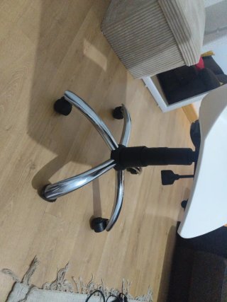 Silla de escritorio giratoria blanca