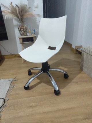 Silla de escritorio giratoria blanca