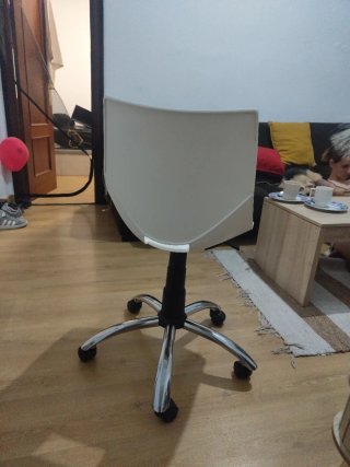 Silla de escritorio giratoria blanca