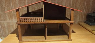 Casa de muñecas antigua de madera