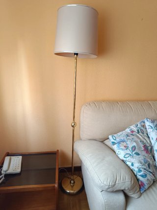 Lámpara de pie salón beige y dorada
