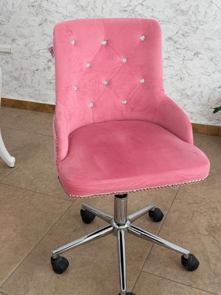 Silla de terciopelo rosa con diamantes jimena nail
