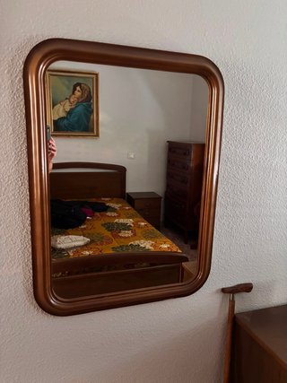 Espejo de madera con marco redondeado