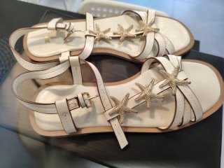Sandalias Blancas con detalle estrellas doradas