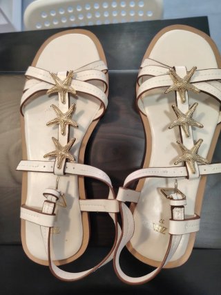 Sandalias Blancas con detalle estrellas doradas