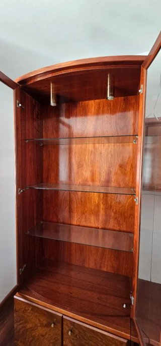 Mueble de salón con vitrina