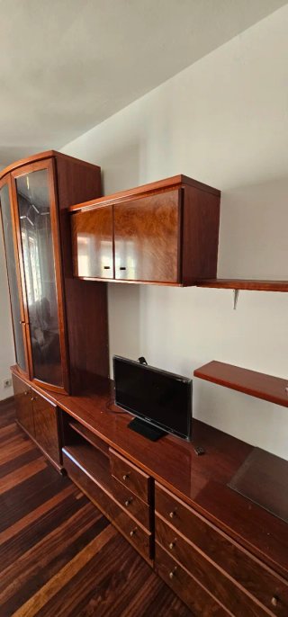 Mueble de salón con vitrina