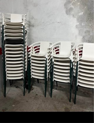 Sillas de jardín apilables a 12€ cada una