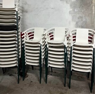 Sillas de jardín apilables a 12€ cada una
