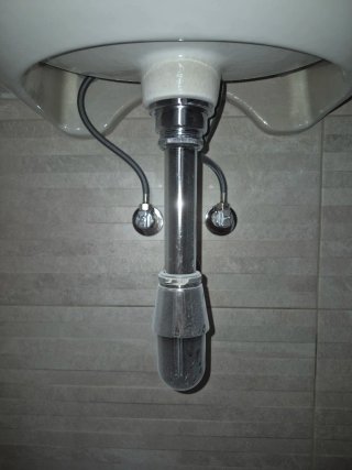 Lavabo Roca suspendido con grifo y sifón