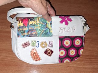 Bolso bandolera blanco y multicolor