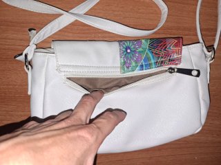 Bolso bandolera blanco y multicolor