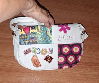 Bolso bandolera blanco y multicolor