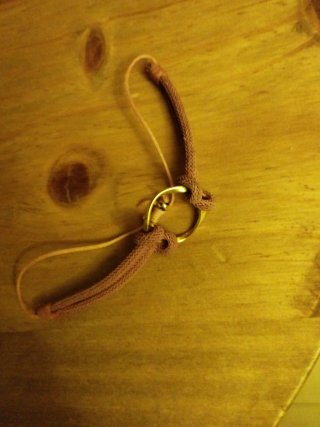 Pulsera dorada con detalles rosas