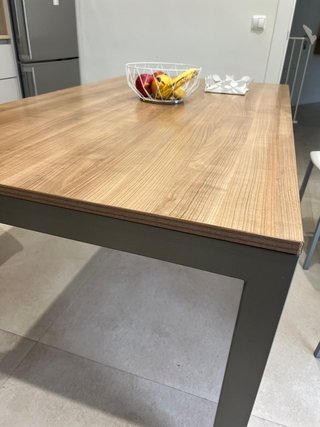 Mesa comedor madera y metal gris