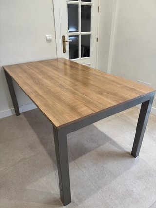 Mesa comedor madera y metal gris