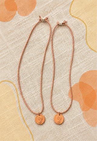 Collar de la Virgen Niña hecho a mano con amor
