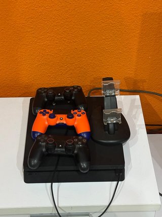 PS4 + 3 mandos (negro, naranja)