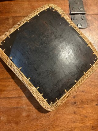 Bandeja de escritorio de mimbre y cuero