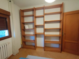 Estantería de madera marrón