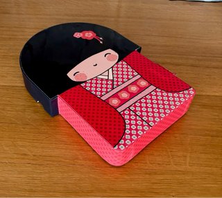 CAIXA D’ANIVERSARI KOKESHI
