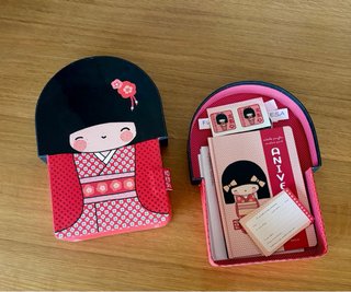 CAIXA D’ANIVERSARI KOKESHI