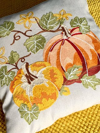 Funda para cojín con bordados de calabazas.70%Lino
