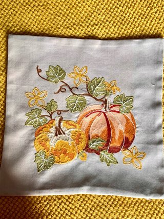 Funda para cojín con bordados de calabazas.70%Lino