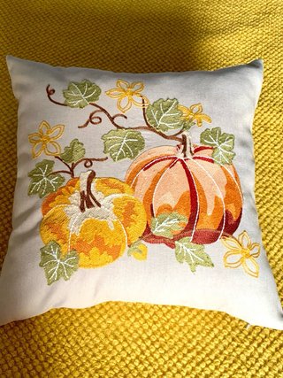 Funda para cojín con bordados de calabazas.70%Lino
