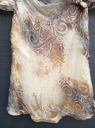 Blusa estampada beige y marrón