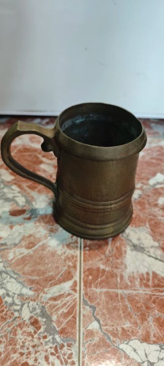 Jarra de bronce/latón estilo brutalista