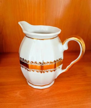 Juego de café de porcelana vintage detalles en oro