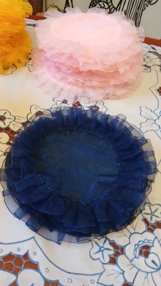Lotto di 170 centrini dischi in organza con bordo