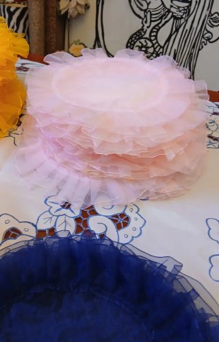Lotto di 170 centrini dischi in organza con bordo