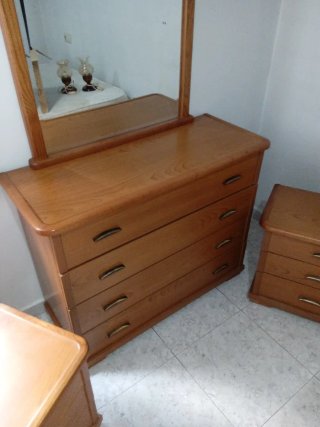 Muebles de madera: cómoda y mesitas