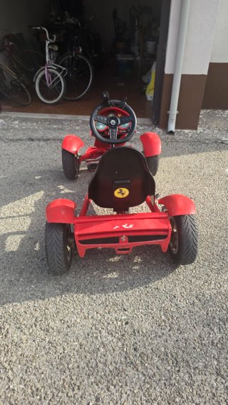 Go-kart Ferrari a pedali per adulti e bambini