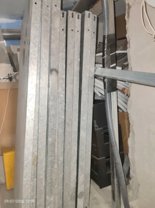 Baldas de acero para estantería metálica