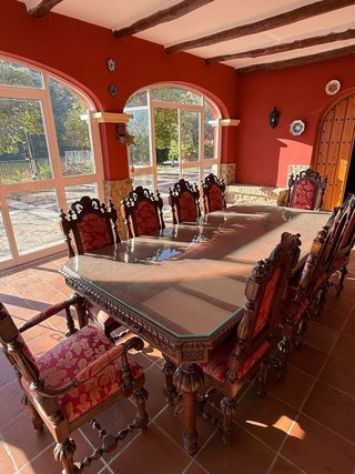 Mesa de comedor de madera con 10 sillas