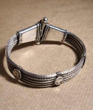 Pulsera de Plata con Diseño Étnico